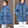 Dames Trenchcoats Grote maten 8xl Winter Capuchon Halflange Katoenen Jurk Warme Dikke Jas Casual Losse Jas Sneeuw Pluizig 140kg 2023