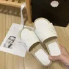 Sandalias de mujer de lujo Zapatillas tejidas de paja de cuero para mujer Zapatos Carta de moda zapatillas Zapatillas de playa Mulas planas Zapatos casuales clásicos Sandalias de plataforma