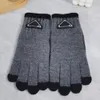 Designer märkesbrevhandskar för vinter och höst mode kvinnliga kashmirmitten handskar med utomhussport varma vintrar handskar handskar