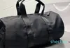 Mode Duffle Style Black Nylon Travel Påsar Män hanterar Bagage Gentleman Women Business Totes med axelrem