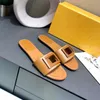 Diseñador Mujer Sandalias Zapatillas Moda Playa Pisos Material de cuero F Material metálico Logotipo Moda Zapatos casuales Sandalias de playa con caja y bolsa para el polvo