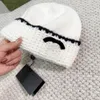 Luxus-Designer-Beanie-Mütze, einfache gestrickte Wollmütze, Herbst- und Winterexplosion von Strickmützen in den Farben Schwarz und Weiß