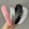 Diseñador de lujo Diademas Mujeres Color Sólido Marca Carta Francés PU Cuero Diamante Hairband Moda Mujer Otoño Deporte Aro de pelo Vintage Accesorios para la cabeza Regalo