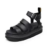 Дизайнерские сандалии модные лодыжки с пряжкой гладиатор платформы сандалия черная летни