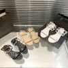 Chanelshoeslies Chanelslidelies Chanelsandallies Chanelliness Chanellies Womens C Kleiderdesigner C Slides Leder ineinandergreifend Schwarzweiß LOA DXT5