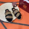 Designer Men Chinels Sandálias femininas Sapatos casuais de lã de lã peluda ursinho de pelúcia de pelúcia de madeira de madeira lisos lisos lisos de tena