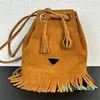 Tasarımcı -Tassel Kova Drawstring Crossbody Koltuk Altyapı Çantaları Omuz Alışveriş Kadınları Süet Çanta Çantası Moda Mektupları Ayarlanabilir Kayışlar