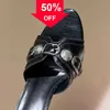 Cagole Cowskin Leather Mules Sandals Stud Buckle Psmyckade skor rundade slip på öppna tår Stiletto Heel Kvinnors lyxdesigners Shoe for Women Factory Balencs7