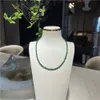 Collana a doppio filo naturale da 6-7 mm di perle d'acqua dolce bianche con catena di giada verde al collo sovrapposta