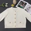 Vêtements pour femmes de créateurs 20% de réduction sur les vêtements de chemise Début du printemps 2023 Parfum de style français Tempérament Bouton irrégulier Manteau tricoté