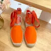 Nowy lniany haftowane espadrilles Sandały Flats Mokorka Projektant Summer Damskie Projektanci Projektanci Skórzanie Sole Even Casual Sukienka Buty fabryczne