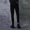 Erkek pantolon perspektifi içi boş yaz kişilik kesimi metal yüzük dekorasyon erkek sıska jeans erkekler ince pantolon siyah roman