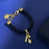 Cuivre en or 18 carats avec bracelet de créateur en cuir noir, portrait gravé classique de mode et bracelet pendentif à talons hauts, de haute qualité
