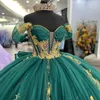 Verde smeraldo Illusion Perline Abito da ballo con fiocco Abiti stile Quinceanera con spalle scoperte Applicazioni dorate Perline di pizzo Corsetto Abiti da 15 anos