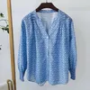 Kvinnors blusar 2023 Summer V-Neck Blue Bottom Liten Love Printed Silk Cotton Shirt Women Fresh and Sweet Mulberry Tops