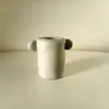 Vaso pequeno feito de cerâmica plástica