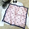 Sciarpa di seta floreale con lettera di design a 3 colori Sciarpa di marca di moda Nero Rosa Bianco Stampa floreale retrò Scialle di alta qualità Ragazza Regali d'amore Accessori moda 50X50cm