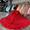 Röda glänsande quinceanera klänningar ärmlös kristallsekvenserad bollklänning från axeln Applique spetskorsett vestidos para xv anos 15 de