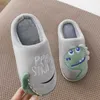 41si Accueil Chaussures Une Famille de Trois Parents et Enfants Automne Hiver Dinosaure Coton Pantoufles Garçons Filles Dessin Animé Bébé Mop Sac Talon