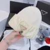 Beanie Tasarımcı Beanie Lüks Beanie Kış Bonnet Sıcak Şapka Saten Yün Mektup Logosu En Kaliteli Erkek ve Kadınlar Klasik Moda Noel Yeni Yıl Hediyesi