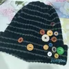 Berretti Autunno Inverno Donne Sottili Skullies Berretti Cappello Cappelli da sci lavorati a maglia a righe retrò per uomo Moda Design con bottoni colorati