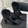 Abito da donna Sheos Designer Furry Mary Jane Tacco grosso Décolleté regolabili con fibbia alla caviglia Scarpe da sposa Donna Retro Nero Bianco Punta tonda Scarpe casual con sacchetti per la polvere