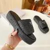 Woman Sandal Slides Designer de crochê Black plataforma cuias de palha de palha plana de verão piscina de praia de conforto de conforto duas tiras