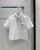 2023 Nuova maglietta da donna di alta qualità Famiglia Estate Semplice tasca a triangolo Camicia bianca Casual Versatile Top