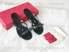 Luxury Woman Slipper Designer Man Slides Jelly Rubber Rivet Thong Sandaler V Bow Nude Red Black Studded Flat Slide Summer Beach Outdoor Shoe With Box