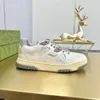 Designer dames hoge lage top sneakers met verweerd effect Vuile vrijetijdsschoenen Italië sneaker Beige boterleer Groen gestreept canvas schoen Tweekleurige klassieke trainer 01