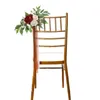 装飾的な花の椅子椅子背面のリボンと結婚式の教会の誕生日のバラの絹のバラ