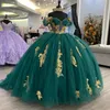 Verde smeraldo Illusion Perline Abito da ballo con fiocco Abiti stile Quinceanera con spalle scoperte Applicazioni dorate Perline di pizzo Corsetto Abiti da 15 anos