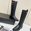 2023 Designer Luxury Square Toe Both Boots High-High Femmes sexy 100% cuir électrique Broidered Diamond Check Boot Lady Fashion Fashion High-Heled Comfort Shoes Tailles 35-40