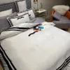 Tasarımcı Yatak Setleri Moda Kral Boyut Yatak Seti Kapaklar Mektup Baskılı Pamuk Yumuşak Yorgan Yorgan Kapağı Lüks Kraliçe Yatak Sayfası