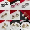 2023 nouvelles boucles d'oreilles pour femmes tempérament simple européen et américain petite perle diamant lettre boucles d'oreilles cadeau anniversaire weddin2974