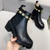 Botas de mujer de fondo plano de invierno Diseñador de lujo Letra de metal Marca Martin Botas Cuero de vaca real Cabeza redonda Fondo grueso Aumento Sin diapositivas Barril corto Botas para mujer