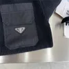Maglioni da uomo Maglione lavorato a maglia con tasca familiare di alta qualità P con logo triangolare per uomo e donna girocollo patchwork versatile alla moda YA9W
