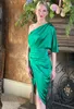 One Shoulder Emerald Green Prom Dresses korta kvällsfestklänningar i mitten av kalvlängden Split aftonklänningar skräddarsydda