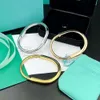 Bracciale a forma di U semplice e alla moda in acciaio al titanio lucido che non sbiadisce BGGE