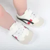 First Walkers Baby Shoes Born Boys Sneaker Girls Girls Due bambini a strisce Toddlers Lace Up PU in pelle morbida Sneaker 018 mesi 231128