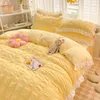 Conjuntos de cama estilo europeu menina coração quente amarelo bolha fio capa outono e inverno cor sólida leite veludo cama folha saia conjunto 231129