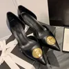 Nouvelles femmes célèbres marques sandales de luxe designer classique bronze double lettre élégant talons hauts pointus côté creux en cuir supérieur anti diapositives chaussures habillées pour dames