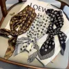 Lyxdesigner bokstäver tryck blommig silkes halsduk pannband för kvinnor mode långa handtag påsar halsdukar axel tote bagage band huvud wraps fyrkant