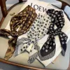 70x70cm Foulards de luxe Foulard Bandana pour femmes Foulard de tête de créateur Foulards Lettres Imprimer Fleur Imiter Foulard en soie Bandeau Foulards à col carré cadeau