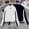 Maglione pullover con fondo slim con colletto ribaltabile color block in bianco e nero per la primavera e l'autunno da donna