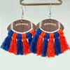 dangle earringsカラフルな木製フットボールマクラメ女性スポーツフリンジタッセルジュエリー卸売