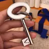 Paris designer nyckelringar nyckelring handgjorda platina nyckel modetillbehör för män kvinnor 18k guldälskare nyckelkedja bilnyckelringar har presentförpackning dammväska