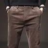 Pantaloni da uomo di marca Abbigliamento invernale in pile caldo pantaloni di velluto a coste da uomo d'affari tinta unita indossare coreano grigio marrone lavoro floccaggio pantaloni casual 231129