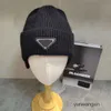 Gorro de diseñador Gorros de calavera de diseñador Sombreros de moda Otoño / invierno para hombres y mujeres Gorro de punto térmico Gorro de marca de esquí Gorro cálido con protección para los oídos de alta calidad