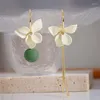 매달린 귀걸이 2023 한국 흰색 꽃 비대칭 술을위한 클라우드 워터 드롭 나비 지르콘 귀걸이 소녀 파티 보석